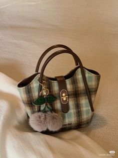 Beg Tangan, Handbag Patterns, Niche Design, Casual Tote, Shoulder Messenger Bag, Types Of Bag, Green Bag, Plaid Pattern, Luggage Bags