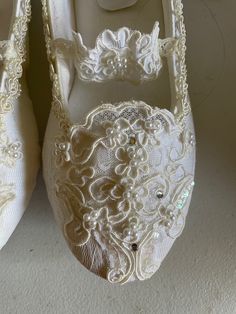 "Super Comfortable Vegan Wedding Flats! US Sizes: 5,6,7,8,9,10,11 THESE SHOES DESIGNS ARE HAND DYED AND EMBELISHED TO ORDER THEREFORE, SHOES CAN NOT BE RETURNED OR EXCHANGED; PLEASE MEASURE YOUR FEET LENGHT WITH GUIDE PICTURED ABOVE TO CONFIRM YOUR SIZE FOR THESE PARTICULAR SHOES. I'LL MAKE ALL THE EFFORTS TO HELP YOU HAVE A PLEASANT SHOPPING EXPERIENCE. No half sizes available, it is best to go up 1/2 size, than going down; remember you'll be in your feet for a long time, contact for any questi Elegant Lace Wedding Shoes, Elegant Wedding Shoes With Lace Work, Fitted Closed Toe Wedding Shoes For Galas, Elegant Cream Flat Wedding Shoes, Vintage Wedding Shoes With Almond Toe, Vintage Closed Toe Wedding Shoes, Wedding Flat Shoes, Marie Antoinette Style, Vegan Wedding