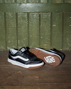 Hylane Shoe Sidewall Design, Skater Outfit, Old School Aesthetic, Vans Store, Vans Logo, Shoes Outfit, School Aesthetic, Action Sports, Past And Present