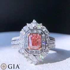 Bienvenue chez Odyssée Joaillerie, nous nous spécialisons dans le diamant coloré,  et les bagues de fiançailles. Nous offrons un grand choix: blanc, ou jaune, ou rose, platine,  nos bijoux sont finement fabriqués pour une qualité exceptionnelle! Symbole d'amour par excellence, le diamant est une belle preuve d'amour. Le joyau de vos rêves est le vôtre! Détails : Marque: Odyssée Joaillerie Métal : or blanc et rose 18k  * Pierre centrale : Diamant Fancy Pink-Brown 1,01ct I1 * Pierres latérales: Di Fancy Pink Diamond Ring, Pink Diamond Ring, Brown Diamond, Pink Diamond, Gia Diamond, Womens Engagement Rings, Pink Brown, Diamond Wedding, Art Deco Fashion