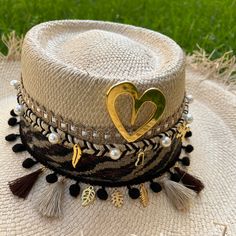 Cowgirl Straw Hats, Decorated Straw Hats Ideas, Decorating Cowgirl Hats Ideas, Wine Gift Wrap, Present Wrapping Ideas, Straw Hat Crafts, Wrapping Hacks, Bridal Shoes Low Heel, Happy Hat