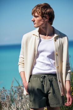 Is it a cardigan ? Or a jacket ? The choice is yours. Our Anette piece is knitted as a cashmere chain, a method that gives to the garment a more fluffy and heavy structure. This model of unisex cashmere cardigan has a very sophisticated collar and beautiful buttons : make it match with your own style and build yourself either a casual or a sophisticated look. Charlotte’s fashion tip: “I love to see this piece being worn in an oversized fit for a casual and trendy look, but also when it's more fi Beige Cashmere Fine Knit Outerwear, Beige Fine Knit Cashmere Outerwear, Spool Knitting, Stole Scarf, Cashmere Yarn, Sleeveless Cardigan, Chilly Weather, Cardigan Top, Summer Evening