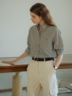 Button Down T Shirt Outfit, Classic Shirt Women, Checks Shirt Outfit Women, Summer Outfit Formal, Dandy Outfit, Office Outfits Short Women, Square Shirt Outfit, Classic Silhouette, Button Up Shirts Outfits