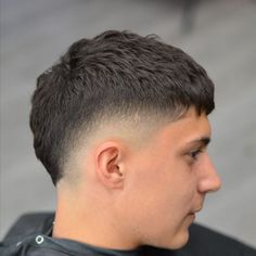 Tali Leher Lelaki, Haircuts For Men 2022, Men Short Hair Fade, Hair Types Men, Best Short Haircuts For Men, Taper Fade Short Hair, 2022 Hairstyles, Mid Fade Haircut