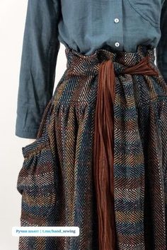 Flowy Skirt With Sweater, Wendy Dagworthy, Cottage Clothes, Vintage Skirt Outfit, Peruvian Fashion, Skirt Ideas, Fashion 1970s, Quilted Skirt, Museum Fashion