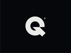 the letter q with an arrow in it's center on a black background,