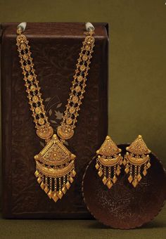 Rani Haar Gold Jewellery Designs, Gold Rani Haar, Assamese Jewellery, Rani Haar Gold, Long Mangalsutra, Bridal Jewelry Sets Brides