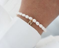 This bracelet is made of beautiful white freshwater pearls, and is made to measure for you. You can choose your bracelet your way: with one letter or with more than one letter... it's up to you! Bracelet Size:  15cm + 5cm extension (for another size please leave us a note) Letter(s) Material: Stainless Steel / Zirconia Our bracelets are available in Gold or Silver. Bracelet Initial, Stylish Bracelet, Freshwater Pearl Bracelet, White Freshwater Pearl, Initial Bracelet, Personalized Bracelets, Bracelet Sizes, Pearl Bracelet, Freshwater Pearls