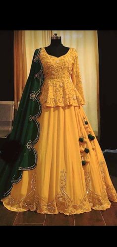 डिजाइनर कपड़े, Haldi Dress, Baju Kahwin, Haldi Outfits, Wedding Lehenga Designs, Lehnga Dress, Gaun Fashion, Green Lehenga