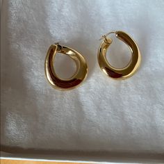 14k Gold Hoop Pierced Earrings. Preowned With Normal Wear. In Great Condition. Stamped 14k Smoke Free And Pet Free Home Thick Hoop Earrings, 14k Gold Hoop Earrings, Pierced Earrings, Earrings Color, Gold Hoop, Gold Hoop Earrings, Earings Piercings, Jewelry Earrings, Hoop Earrings