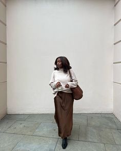 Maxi Skirt Winter Outfit, Satin Skirt Outfit Winter, Brown Knee High Boots Outfit, Skirt Winter Outfit, Maxi Satin Skirt, Winter Maxi Skirt Outfit, Brown Skirt Outfit, Jumper Dress Outfit, Silk Skirt Outfit