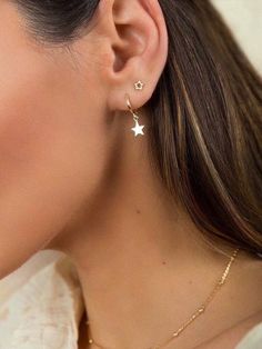 gold earrings . 7499 #goldearrings Huggie Earrings Gold, Double Piercing, Hammered Hoop Earrings, Sparkly Things, Ear Piercing, Daisy Chain, Winter Trends, Dainty Earrings, Simple Earrings