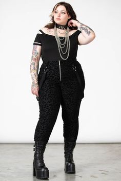 HELLCAT.- Soft, stretch fabric.- Statement flocked leopard print.- High waisted.- Front zip closure.- Belt loops.- Metal hardwear.- Back pockets.- Fitted.Model is 5ft 4 and wears a size 3XL.with KILLSTAR branding, 72% Viscose, 24% Nylon, 4% Elastane. Plus Size Nyc Fashion, Plus Alt Fashion, Punk Fashion Plus Size, Clothing Styles Plus Size, Trans Women Fashion, Plus Size Corporate Goth, Plus Size Rocker Chic Outfits, Plus Size Gothic Fashion, Metal Outfits Women