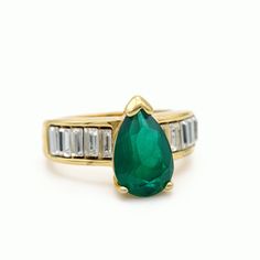 Vintage 18k yellow gold pear shaped Emerald and CZ ring. Made through the process of Electroform. Ring is beautifully made. Has 1 pear shaped genuine lab grown Emerald gemstone. Approx. 9x13mm 6.30 carats. On the sides are 10 CZ baguette shaped stones approx. 1.5cttw. Ring is a size 8. Weighs approx. 6.70 grams. ⭐️⭐️⭐️ MAIN SHOP PAGE ⭐️⭐️⭐️ www.etsy.com/shop/ronnie7 ⭐️⭐️⭐️ ABOUT PAGE ⭐️⭐️⭐️ www.etsy.com/shop/ronnie7/about ⭐️⭐️⭐️ PENDANT SECTION ⭐️⭐️⭐️ www.etsy.com/shop/Ronnie7?section_id=1139706 Smaragd Ring, Long Pendant Necklace, Ball Pendant, Cz Ring, Long Pendant, Emerald Gemstone, Emerald Ring, Pear Shaped, Lab Grown