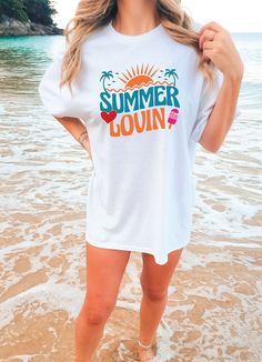 Summer Lovin Comfort Colors Tee | Beach Tshirt | Oversized Summer Tee | Trendy Beach Clothes DETAILS: Comfort Colors 1717 SIZES: Small-2X SIZE GUIDELINES: This Comfort Colors Shirt is a unisex fit that runs TRUE to size! If you want this to be comfortably fitted (NOT oversized), I recommend sticking with your regular size! -If you want it to fit slightly oversized, I recommend sizing up 1 size! -If you want it to fit very oversized (like the pictures), I recommend sizing up 2-3 sizes! Please allow 3-8 business days processing time for your item to be handmade just for YOU! All orders will ship via either USPS or UPS from Louisiana. White Tops For Vacation Loungewear, White Tops For Loungewear On Vacation, Relaxed Beach Top With Letter Print, Vacation Loungewear Short Sleeve Tops, Vacation Loungewear Tops With Short Sleeves, Summer Graphic Print Relaxed Tops, Relaxed Summer Tops With Graphic Print, Relaxed Fit Summer T-shirt For Beach Party, Relaxed Graphic Print Summer Tops