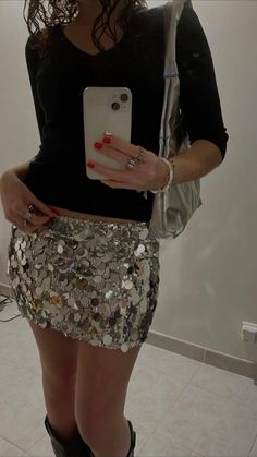 Glitter Skirt Outfit Night, Silver Sequin Skirt Outfit, Silver Skirt Outfit, Abba Outfits, Disco Outfits, Short Pencil Skirt, Fest Outfits