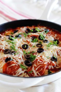 Large skillet of pizza chicken Pepperoni Pizza Chicken, Kid Approved Dinners, Pepperoni Chicken, Real Food Dinner, Pizza Chicken, Cheesy Pizza, Cooked Chicken Recipes, Dinner Leftovers, Pizza Flavors