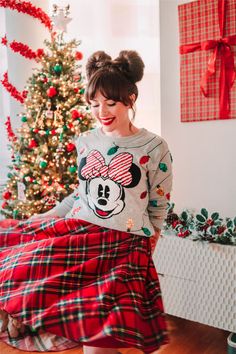 christmas disney outfit Christmas Disney Bounding, Disney Holiday Outfits, Disney World Christmas Outfit, Christmas Disney Outfits, Disneyland Christmas Outfit, Christmas Outfit Red, December Bujo, Universal Christmas, Disney Christmas Party