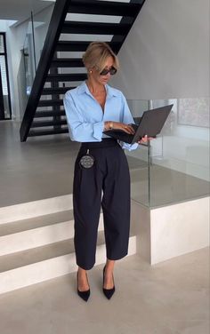 2024 Business Outfits for Women: Chic, Professional & Trendy Styles Aesthetic Lawyer, Stylish People, Classy Business Outfits, Summer Office Outfits, Business Professional Outfits, Lawyer Fashion, Business Attire Women