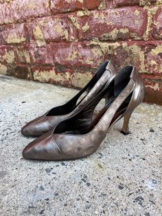 Swirl print pewter silver leather court shoes made in England by Gina of London. All leather. The shoe is stamped with a UK size 4 which is a EUR 37 and a US 6. The measurement inside from toe to heel is 25 cm. The heel height is 8 cm. Very good condition. ** at the time of listing there is a matching clutch bag available to buy seperatley. Metallic Heels For Formal Occasions, Silver Leather Court Shoes With Almond Toe, Silver Almond Toe Court Shoes For Evening, Silver Closed Toe Court Shoes With 4-inch Heel, Vintage Silver Heels For Evening, Silver Vintage Heels For Party, Silver Almond Toe Court Shoes For Formal Occasions, Navy Shoes, Low Heel Sandals