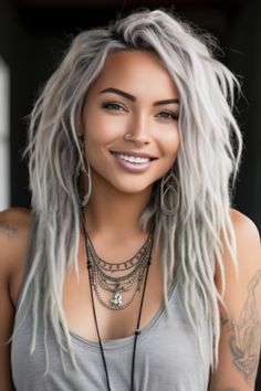 Dark Roots Platinum Blonde Hair, Long Layered Gray Hair, Edgy Medium Length Hair, Platinum Grey Hair, Hairdye Ideas, Older Hair, Edgy Hair Color, Lisa Hair