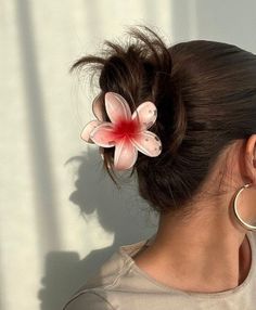 Hair Clips Aesthetic, Hawaiian Flower Hair, Hawaiian Hairstyles, Preppy Hairstyles, Dunner Wordend Haar, Clip Hairstyles, 2024 Design, Flower Clip, Floral Hair