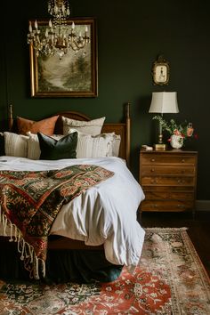 Bohemian Victorian Bedroom, Moody Mid Century Modern Bedroom, Vintage Moody Bedroom, Moody House Interiors, Dark Floral Bedroom, Dark Green Room Ideas Bedroom, Bedroom Dark Aesthetic, Moody Vintage Bedroom, Moody Eclectic Bedroom