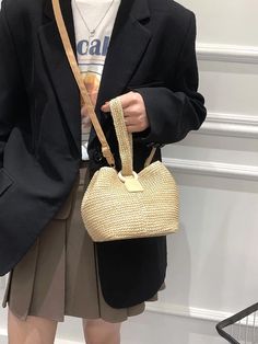 Olivia Mark - Bolso minimalista de paja con detalle de anilla - Bolsos de mujer Vacation Bag, Jewelry Nails, Inch Bag, Plain Style, Minimalist Ring, Minimalist Rings, Beach Jewelry, Plus Size Lingerie, Dress Plus Size