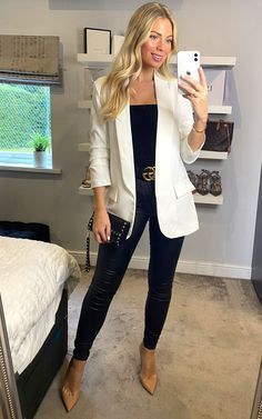 Jeans Blazer Outfit, Blazer Off White, White Blazer Outfits, Outfit Elegantes, Look Legging, Blazer Outfits Casual, Blazer Outfits For Women, Smart Office, Casual Night Out