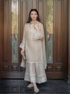 Pakistani Kamiz Design, Salwar Suit Outfits For Women, White Ethnic Wear, Simple Wedding Wear, Rakhi Suit Designs, Casual Pakistani Suits, Latest Pakistani Suits Designs 2024, Long Shirt With Plazo Wedding Dress, Casual Suits Women Indian