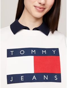 Tommy Hilfiger women's sweatshirt. The prominent Tommy flag badge, together with the oversized fit, lends a skater-style look to this washed-effect cotton sweatshirt. Part of our Tommy Jeans collection.  Material: 100% Transitional Cotton ,  In-conversion. Casual Tops With Logo Patch And Crew Neck, Casual Oversized Sweatshirt With Logo Patch, Trendy Long Sleeve Logo Sweatshirt, Sporty Logo Tops For College, Casual Tommy Hilfiger Tops With Ribbed Collar, Tommy Hilfiger Casual Tops For College, Casual Logo Tops For College, Casual College Tops With Logo, Casual Tommy Hilfiger Tops For College