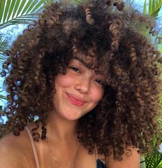 Mechas mel: 50 inspirações para iluminar os fios e inovar no visual Afro Curls, Natural Curly Hair, Curly Hair Tutorial, Colored Curly Hair, Pelo Afro, How To Lighten Hair, Curly Hair Inspiration, Types Of Curls, Natural Hair Tips