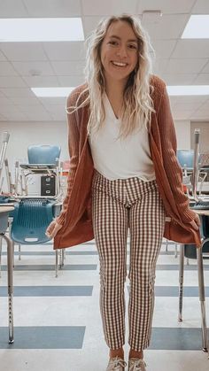 Professional Teacher Outfits, Teacher Appropriate Outfits, Teacher Work Outfit, Student Teaching Outfits, Therapist Outfit, Casual Teacher Outfit, Young Teacher Outfits, Preschool Teacher Outfits, Art Teacher Outfits