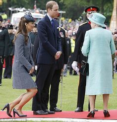 Kate curtsied to the Queen at Vernon Park.. Duchesse Kate, Prince William Et Kate, Power Couples, Smocking Patterns