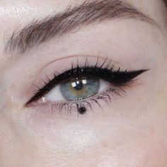 Black Dot Eyeliner, Dot Liner Makeup, Dot Eyeliner, Unique Eyeliner, Sixties Makeup, Eyeliner Trends, Eyeliner Flick, Minimalist Beauty Routine, Make Up Diy