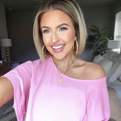 Nicole Huntsman Hair, Highlights On Short Hair, Big Highlights, Nicole Huntsman, Rainy Day Hairstyles, Find Your Tribe, Side Bangs Hairstyles, Pretty Makeup Looks, Younique Products