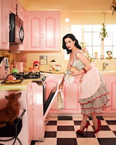 In her kitchen lined with head vases, Von Teese serves cookies and tea in a vintage teapot. Photo by Douglas Friedman. Pink Retro Kitchen, Burlesque Vintage, Idda Van Munster, Vintage Housewife, Casa Vintage, Vintage Lifestyle, Domestic Goddess, Instyle Magazine, Dita Von