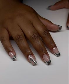 Bday Nails Long Square, Classy Metallic Nails, Acrylic Nails With Chrome Design, Cute Silver Nails Acrylic, Simple Nail Designs Silver, Silver Birthday Nails Short, Chrome And French Nails, Short Square Silver Nails, Cute Nail Designs For New Years