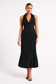 Pleats please.This is a full-length maxi skirt with an invisible side zipper and waist-to-hem pleats. Fresh and versatile, its polyester-and-elastane fabrication allows it to look loose and flowy without losing its structure. Small details like the fitted waist and pleated hem for visual appeal but at a timeless length. We recommend sizing down in this style. Styling Black Pleated Skirt, Timeless Chic Outfits, Pleated Maxi Skirt Outfit, Button Maxi Dress, Dresses Date Night, Corporate America, Textured Skirt, Black Pleated Skirt, Pleats Please