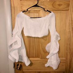 A Cropped White Top With Flowy Long Sleeves, Never Been Worn Long Sleeve Summer Crop Top For Day Out, Summer Long Sleeve Crop Top For Day Out, White Long Sleeve Crop Top With Ruffles, White Ruffled Long Sleeve Crop Top, White Crop Top For Beach In Fall, White Crop Top For Beach In Fall Season, White Long Sleeve Crop Top For Vacation, Long Sleeve Ruffled Crop Top For Day Out, Cropped White Long Sleeve