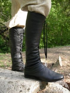 Medieval Boots, Fantasy High, Viking Shoes, Mode Shoes, Medieval Clothes, High Leather Boots, Modern Shoes, Medieval Clothing, Medieval Fashion