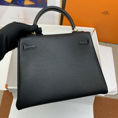 Description Hermes Kelly 25 Retourne Togo Black Bag For Women, Women’s Handbags, Shoulder Bags 10in/25cm Rep 1:1 Herms bags are... Hermes Kelly 25 Retourne, Hermes Kelly 25, Kelly 25, Stylish Handbags, Hermes Bags, Evening Clutch Bag, Black Bag, Bag For Women, Tote Backpack