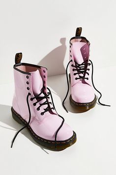 Doc Martens Aesthetic, Pink Doc Martens, Pink Bubblegum, Shoes Dr Martens, Black Platform Boots, Dr Martens Boots, Boots Fall, Dream Shoes