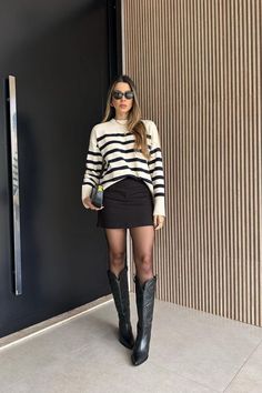 Glamorous Style Outfits, Business Casual Outfits Winter Women, Cowboy Boot Outfits, Outfit Botas, Look Office, Looks Country, Winter Fashion Outfits Casual, Skirts With Boots, Old Fashioned Christmas