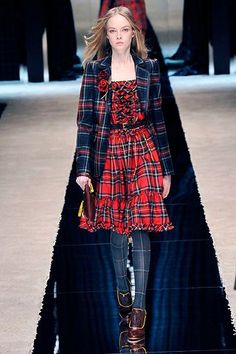 D&G Fall 2008 Ready-to-Wear collection, runway looks, beauty, models, and reviews. Burns Night Outfits, Plaid Tights, Dolce And Gabbana Runway, Tartan Fashion, Full Skirts, Tartan Dress