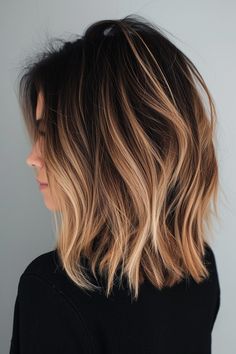 Bob in Ombré-Brauntönen: 59+ Styles » Long Bob in Karamell mit braunen Ansätzen ✓ Langer Bob mit balayage Effekt von dunkelbraun zu hellbraun ✓ Long Bob mit braunen Ansätzen und blonden Spitzen ✓ Schulterlanger Bob in braun mit ombre Effekt zu karamellfarbenen Spitzen ✓ Langer brauner Bob mit mittellangen hellbraunen Strähnchen [ ➳ Jetzt inspirieren lassen! ] Long Brunette Bob With Highlights, Balayage Brown Blonde, Ombré Hair Short, Bob Ombre Brunette, Ombré Short Bob, Long Bob With Highlights, Dark Brown Long Bob With Highlights, Dramatic Balayage, Brunette Lob Balayage