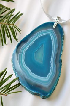 DIY Agate Slice Ornament Tutorial. Easy DIY Agate Slice Ornaments. Love DIY agate slice crafts? Make these easy DIY tree ornaments! Easy agate slice Christmas ornaments anyone cane make. Check out the blog to learn how to glue agate slices so they hold, and find more DIY agate slice project ideas plus tons more DIY ornament ideas! Cute idea for coastal Christmas decor and coastal Christmas ornaments ideas - the teal agate slice looks like water! But you can buy agate slices in any color to suit. Diy Ornament Ideas, Agate Slice Art, Coastal Christmas Ornaments, Diy Tree Ornaments, Rock Collection Display, Christmas Ornaments Ideas, Aqua Inspiration, Agate Art, Agate Slice Necklace