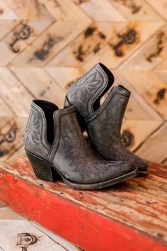 Ariat Dixon Ankle Boots [Distressed Black] Ariat Booties, Socks For Flats