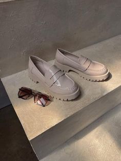 The Blair Patent Loafers feature ivory patent faux-leather uppers and platform lug soles. We recommend sizing up half a size in this style. Perfect for back to school or to elevate your fall travel style 🌾🤎☕️ Business Chic Style, Patent Loafers, Fall Travel, Preppy Style, Feminine Style, Street Style Women, Leather Loafers