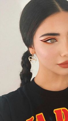 Coral Eye Makeup, Eyeliner Cat, Make Up Diy, Make Up Gold, Gold Eyeliner, Gold Heart Earrings, Makeup Drawing, Smink Inspiration, Tragus Piercing